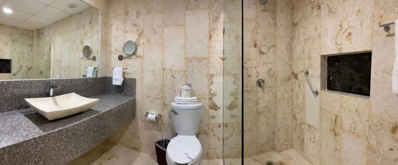 Real Hispano Valladolid  Exterior foto Bathroom in a hotel
