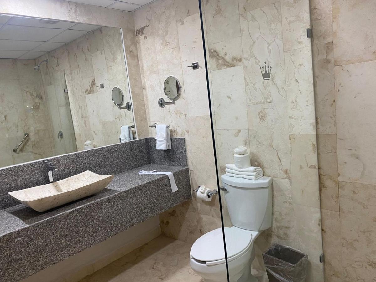 Real Hispano Valladolid  Exterior foto Bathroom in a hotel