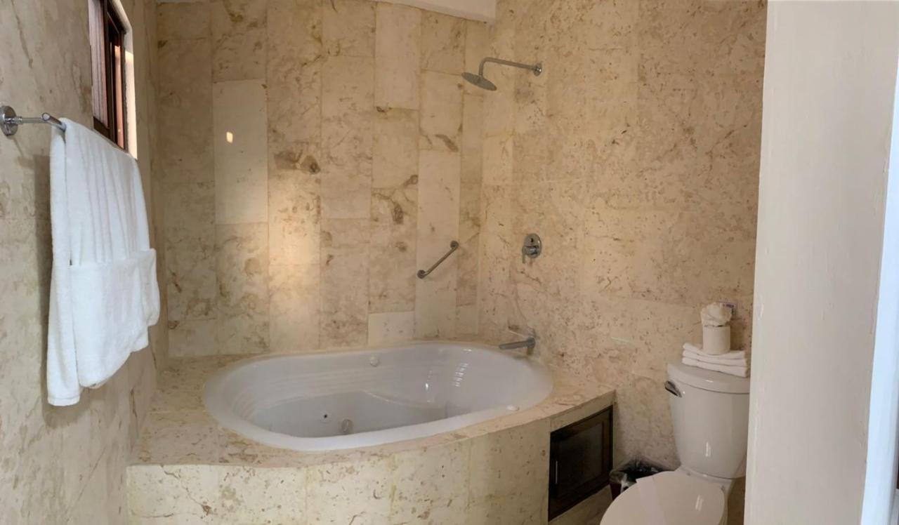 Real Hispano Valladolid  Exterior foto A shower and bathtub in a hotel bathroom