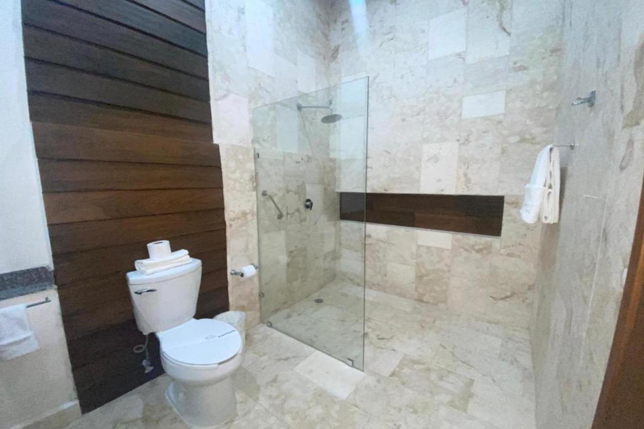 Real Hispano Valladolid  Exterior foto A modern bathroom with a shower enclosure